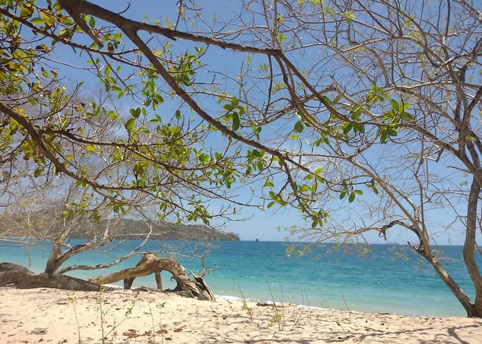 Cabina Privada en Segundo piso con piscina, a 2 min caminando de la playa
