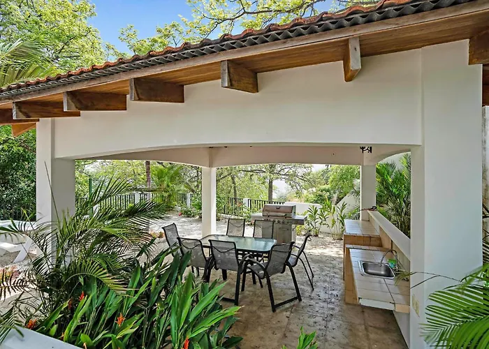 Stylish Flamingo Condo With Ocean Views, Renovated Kitchen & Walkable Beach Access