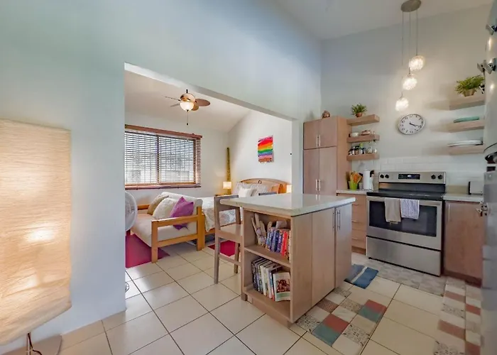 Emerald Haven Second Floor Studio Mins From Beach