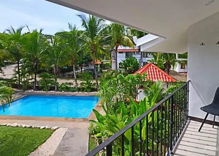 Colorful Condo With Community Pool And Walking Distance From The Beach