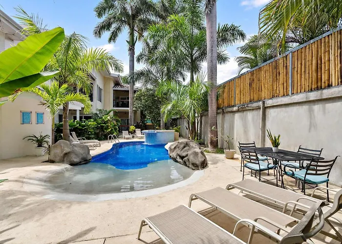 Trendy Renovated Condo With Private Patio, Shared Pool & Jacuzzi Near The Beach