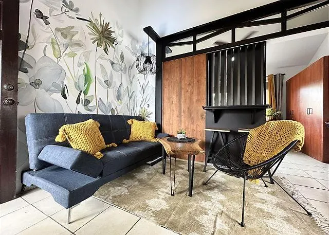 Premium 1Bed1Bath Condo Suite Mins Walk To Beach