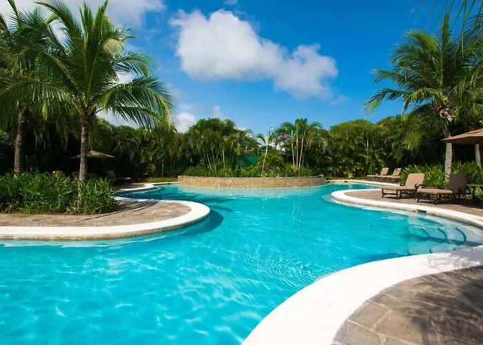 3rd-floor space with modern décor recently renovated viewing over pool in Coco