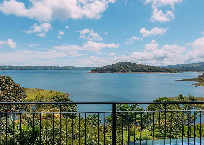 Tinajas Arenal Lakefront Lodge