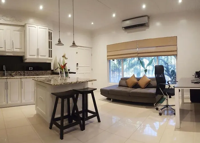 Condo Niko - Centrally Located, Steps To Beach!