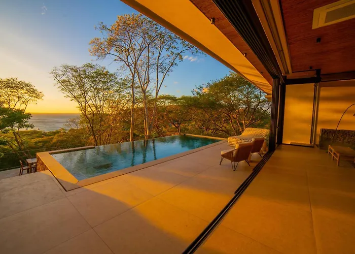Casa Lagom, Luxurious Oasis With Infinity Pool!