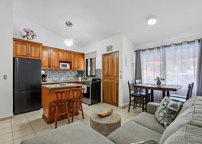 2-Bd Condo With Pool, Walk To Beach