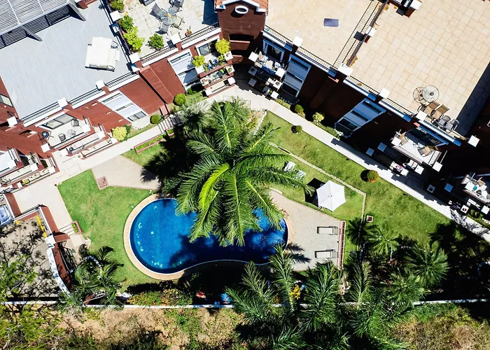 Pool And Private Rooftop Access In Town!