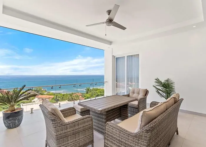 Infinity Pools, Ocean Views, Gym & Concierge