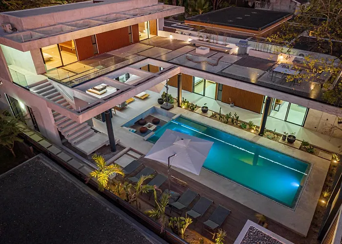 New 6 Bd Modern Home Walk To Beach