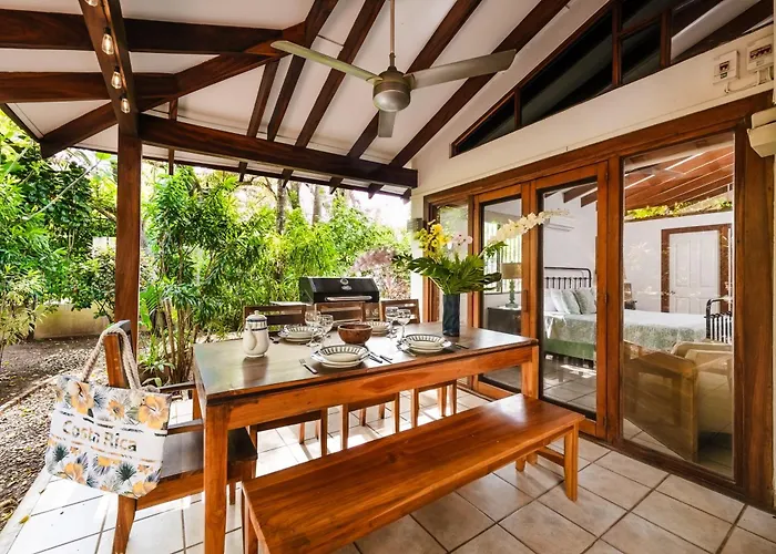 Newly Remodeled Villa Across From The Beach