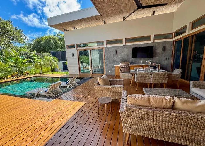 Private Pool With Direct Access To 2 Beaches!