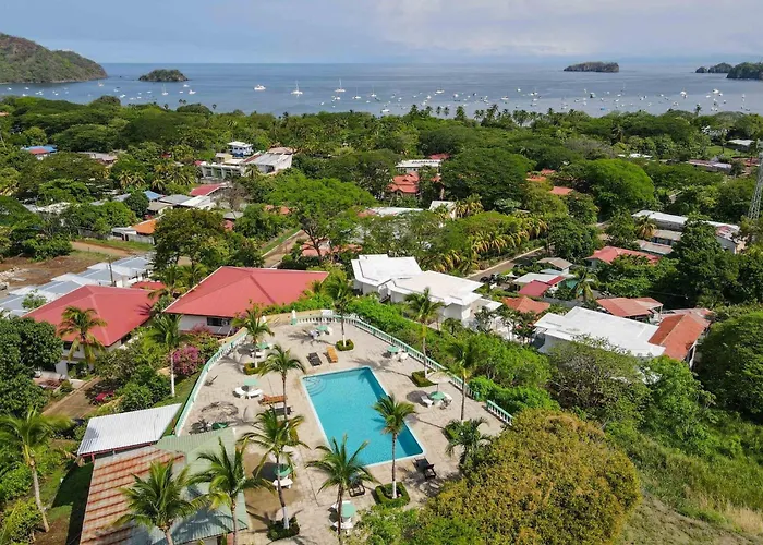 Colorful décor high ceilings&huge pool just three blocks from Coco Beach