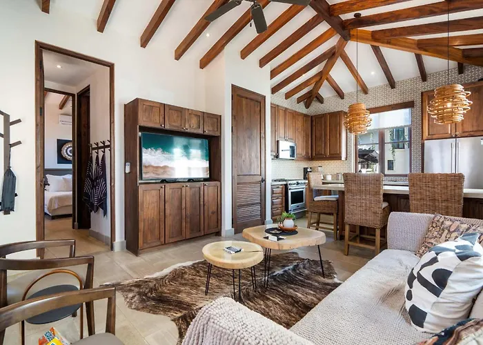 Bright Modern Home With Beach Club Access And Walking Distance To The Beach