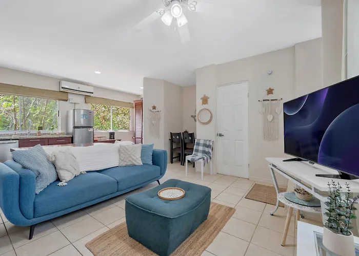 Sunny 2Br Condo With Pool Steps To Town And Beach