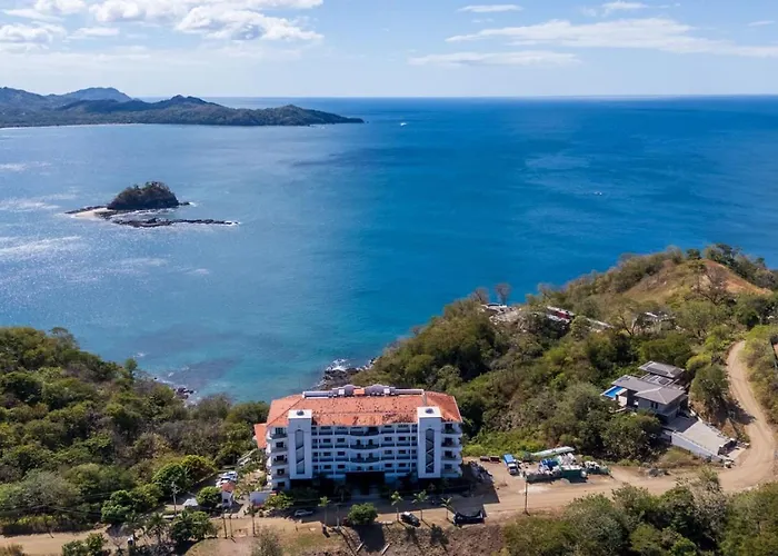 2 Bedroom Luxury Condo, Two Pools, Ocean Views