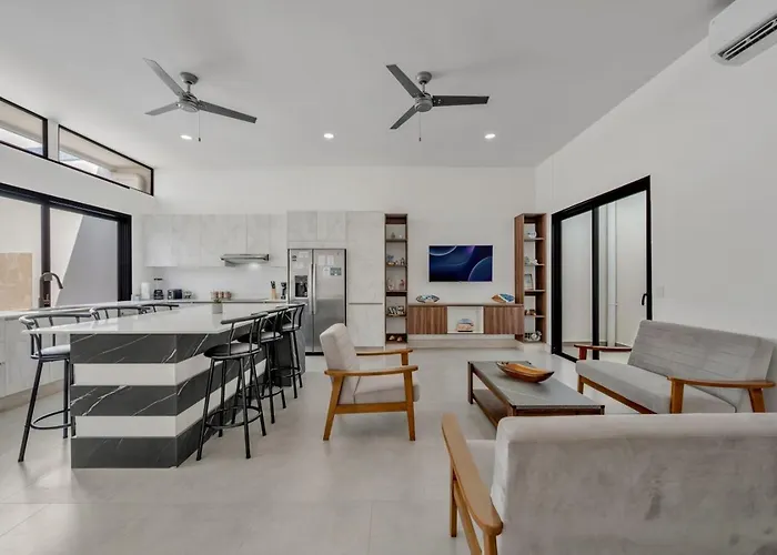 4Br Retreat W Saltwater Pool Walk To Beach And Town