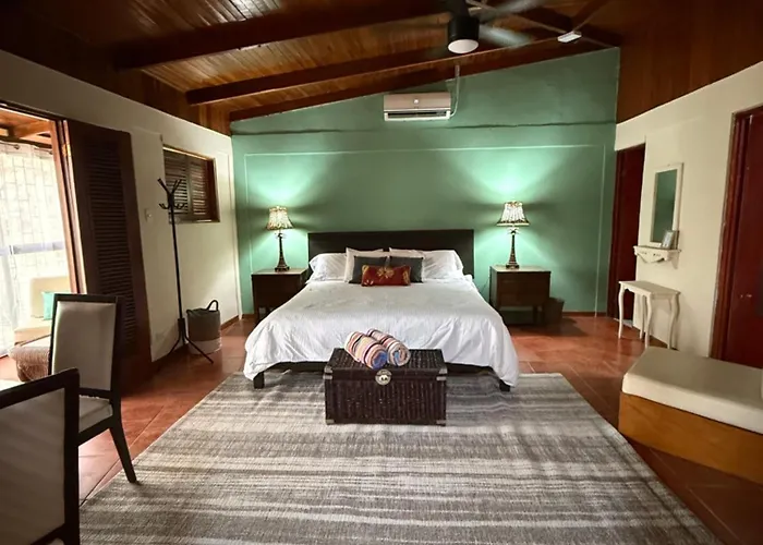 King Bed And Walk To The Beach Gated Condo