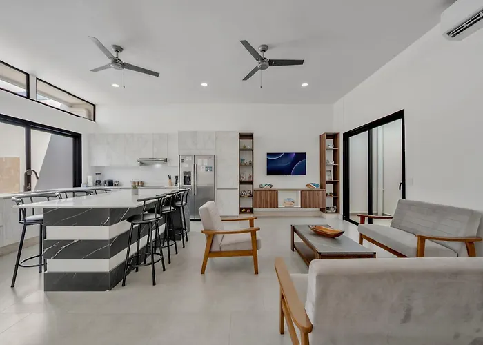 4Br Retreat W Saltwater Pool Walk To Beach And Town - Tw9