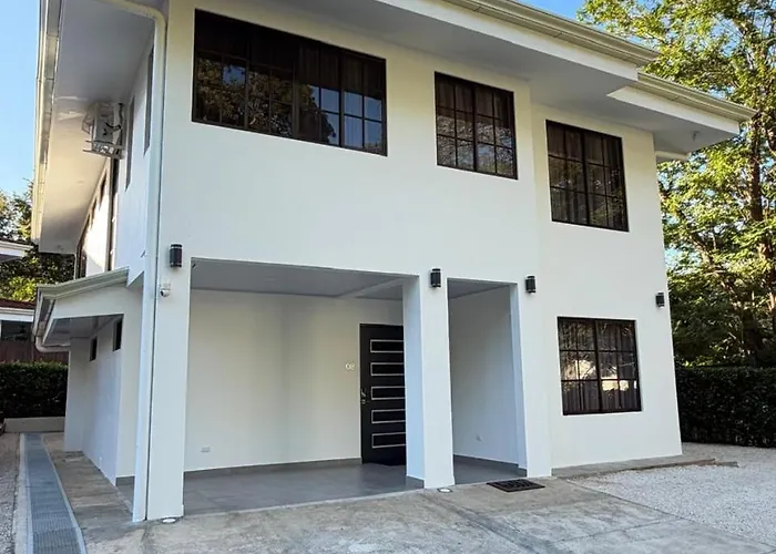 Casa amplia con WiFi y piscina, a min del mar, 10p
