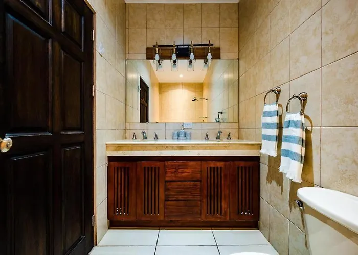 Stylish Oceanview Condo With Quick Beach Access Modern Design & Spacious Balcony