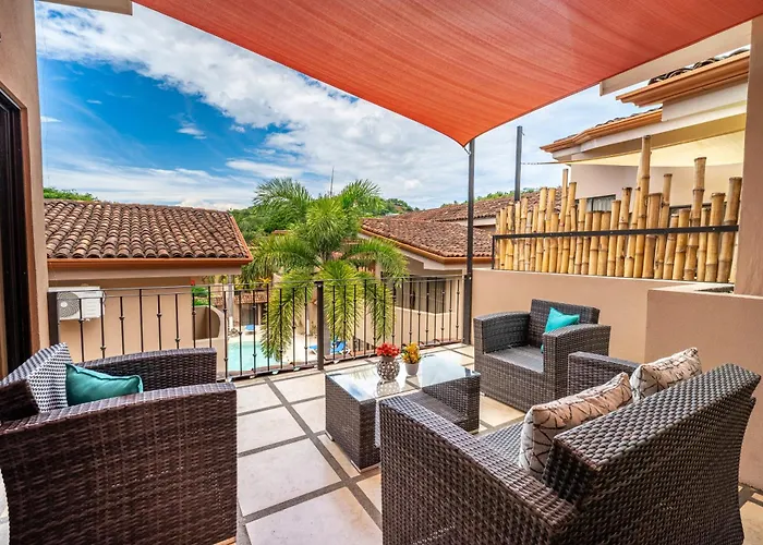 Sunny 2Br: Balcony, Pool, Kitchen, Walk To Beach