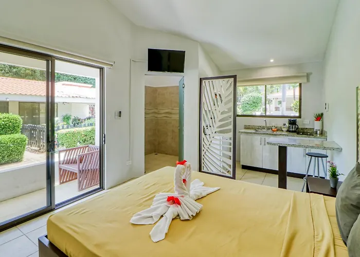 Studio W/ Resort-Style Pool, Walk To Beach!
