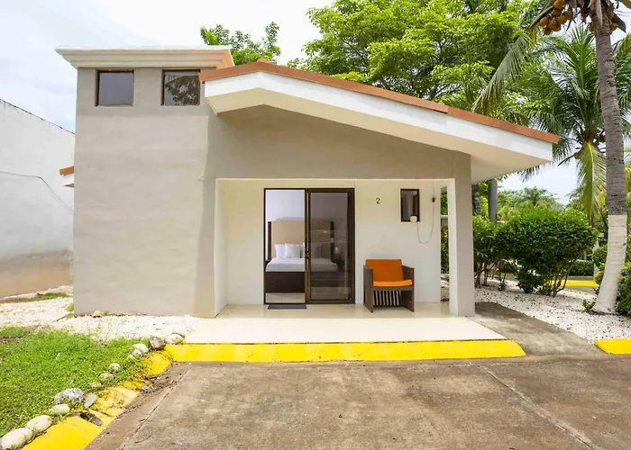 Ground-Floor Studio W/ Pool Access, Walk To Beach!