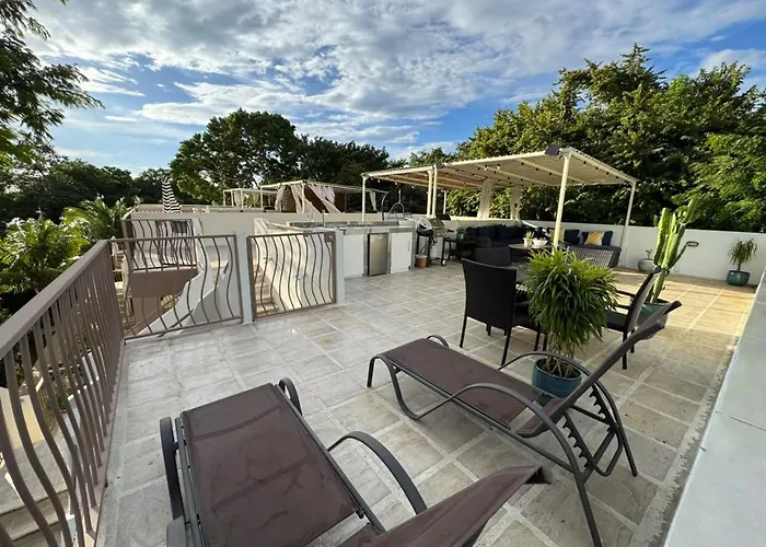 Tropical 2Nd Floor Condo With Rooftop