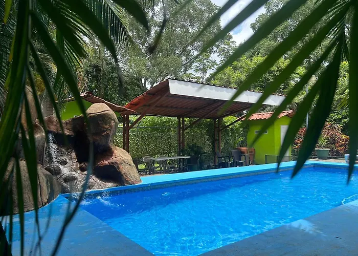 Aventura y paz en casa con piscina y billar en Orotina