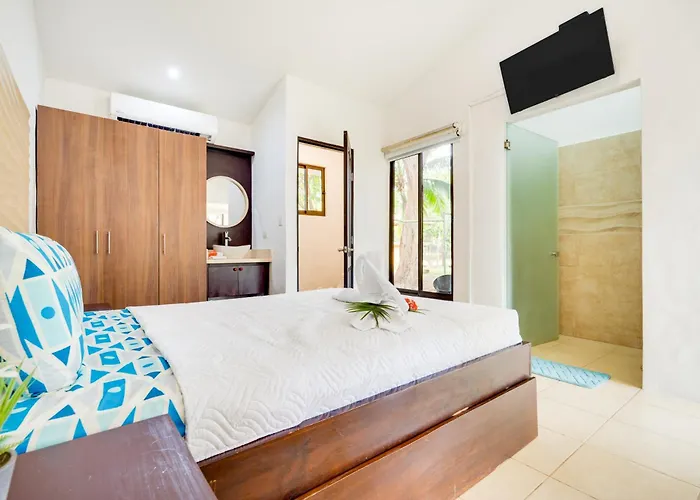 Step-Free Studio W/ Pool Access, Walk To Beach!