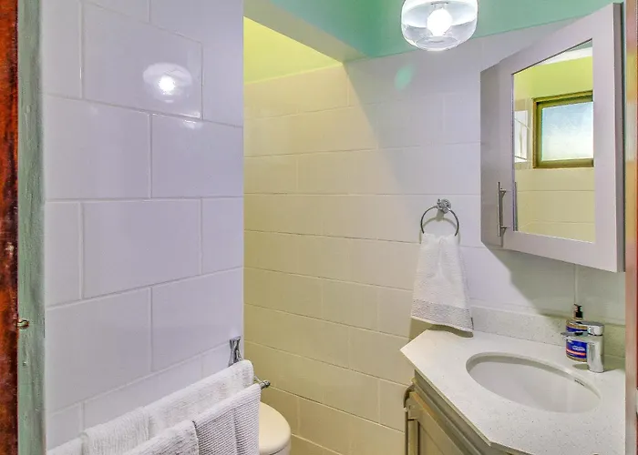 Playas Del Coco Condo: Walk To Beach & Restaurants